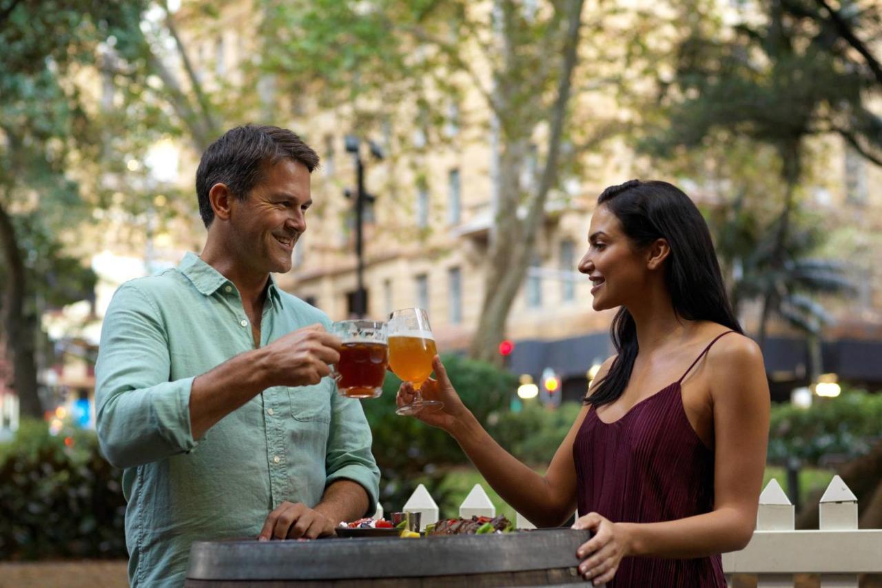 Sydney Harbour Marriott Hotel At Circular Quay Екстер'єр фото A couple drinking beer