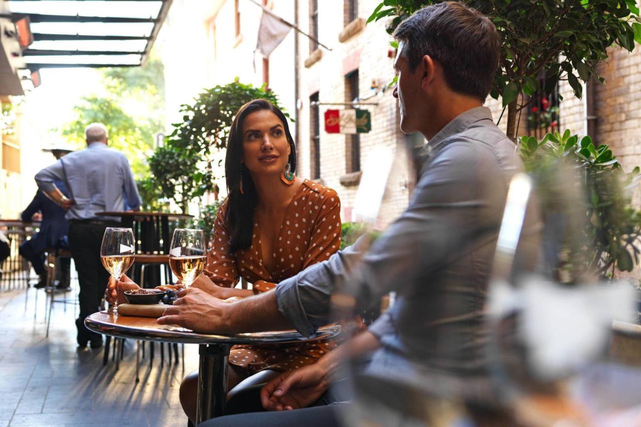 Sydney Harbour Marriott Hotel At Circular Quay Екстер'єр фото A couple at a café