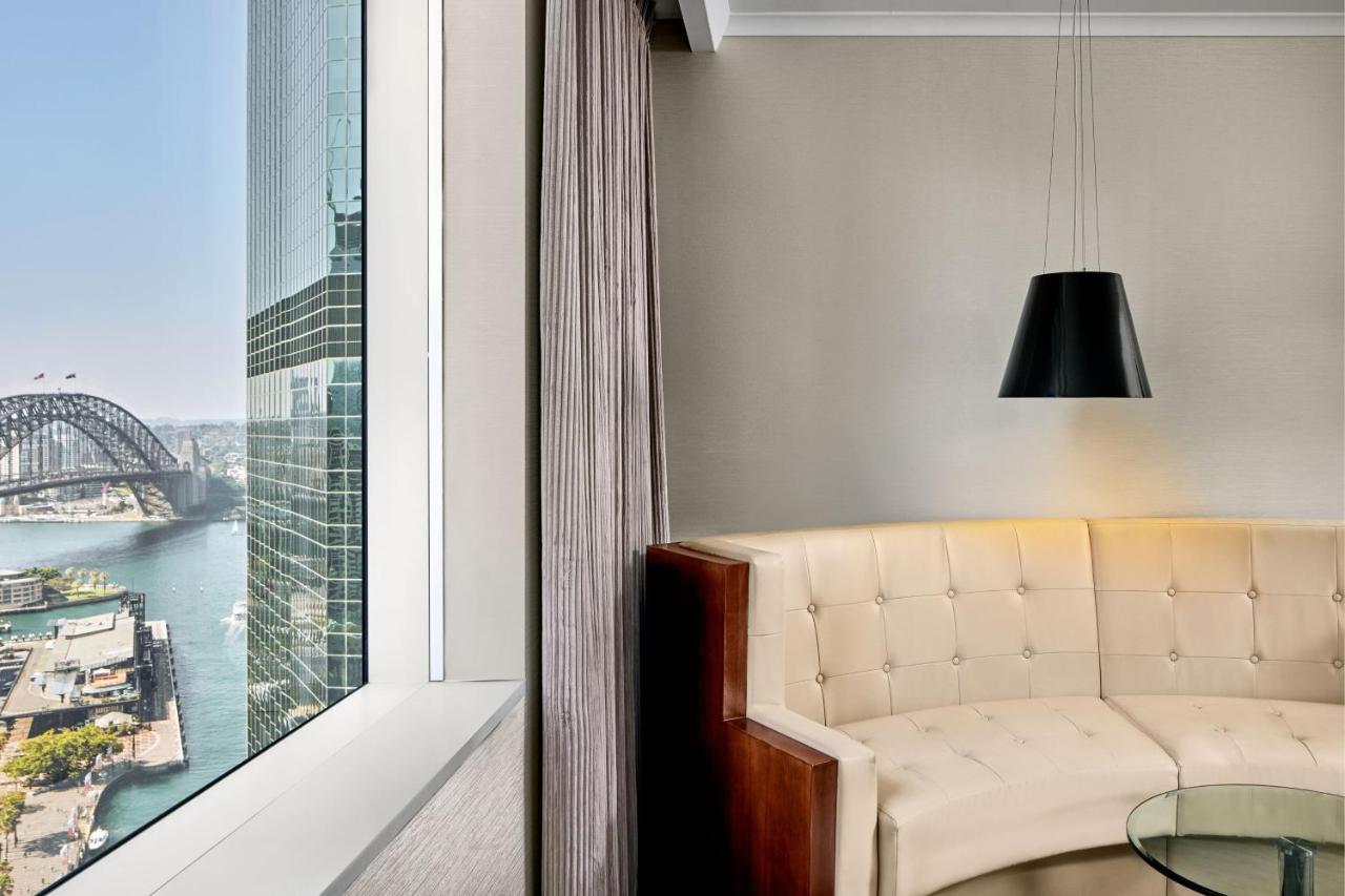 Sydney Harbour Marriott Hotel At Circular Quay Екстер'єр фото A view of the Sydney Harbour Bridge from a suite at the hotel
