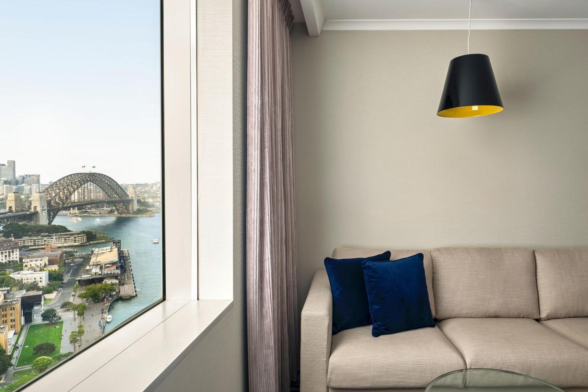 Sydney Harbour Marriott Hotel At Circular Quay Екстер'єр фото A view of the Sydney Harbour Bridge from a suite at the hotel